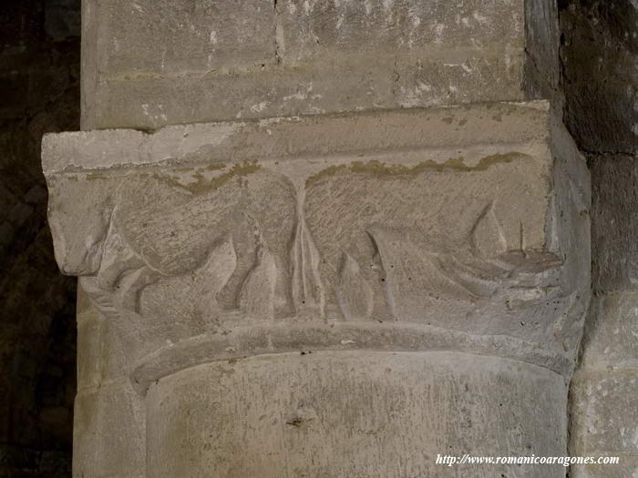 CAPITEL CON BOLAS Y CUERVOS EN LAS ESQUINAL, EN NGULO SUROESTE DEL TEMPLO. IGUAL A OTRO  DE  ALAN